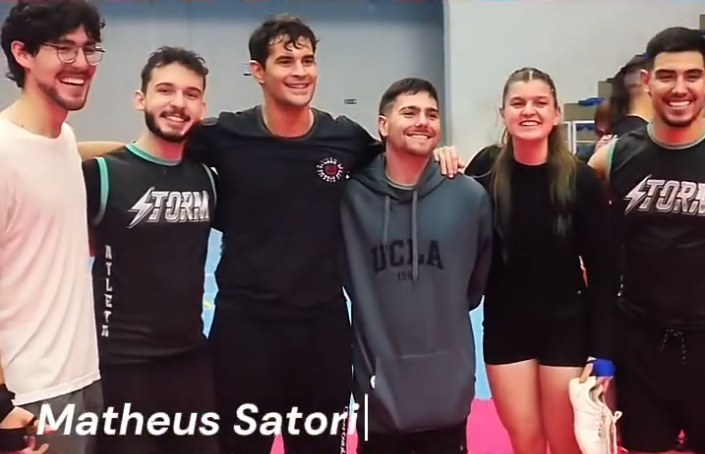 Atletas da Storm ao lado de Matheus Satori no dia do camp