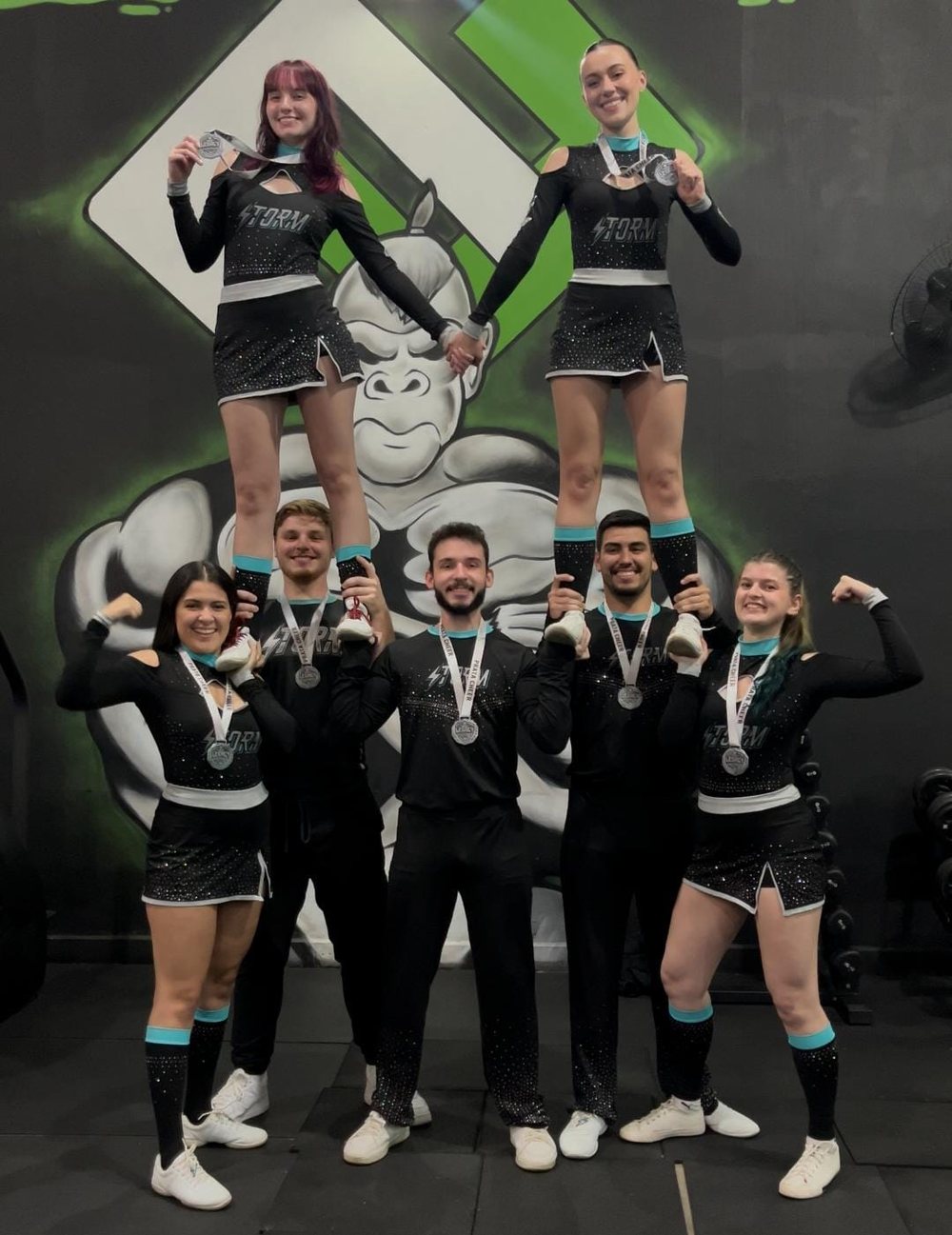 Equipe da Storm com as medalhas de prata do Arena Legacy 2025